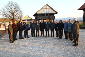 Moški pevski zbor vinogradnikov Šentrupert je poskrbel za kulturni program ob odprtju_foto_Franc Pepelnak
